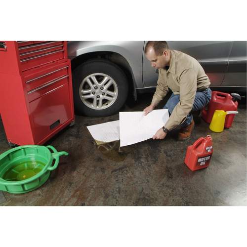 NEW PIG 26100 PIG&reg; Lightweight Oil-Only Absorbent Mat Pad in Dispenser Box, 15" W x 20" L